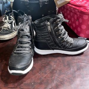 (7) Khombu Black Lace Up Snow Boots